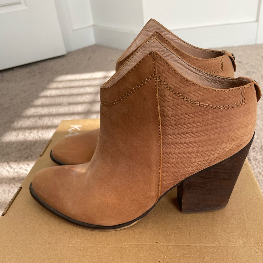 Kaanas sandy clog bootie honey